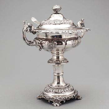 SOCKERSKÅL PÅ FOT MED STRÖSKED, silver, senempire, Jakob S. Lundberg, Stockholm 1845. Vikt tot ca 730 gram.