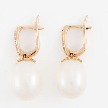 Earrings, 18K gold with cultured freshwater pearls and brilliant-cut diamonds.