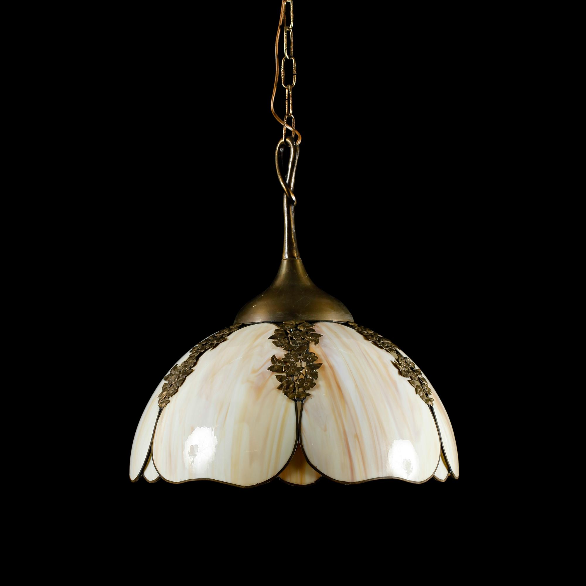 TAKLAMPA, Tiffanystil, 1900-talets andra hälft. Höjd ca 45 cm.