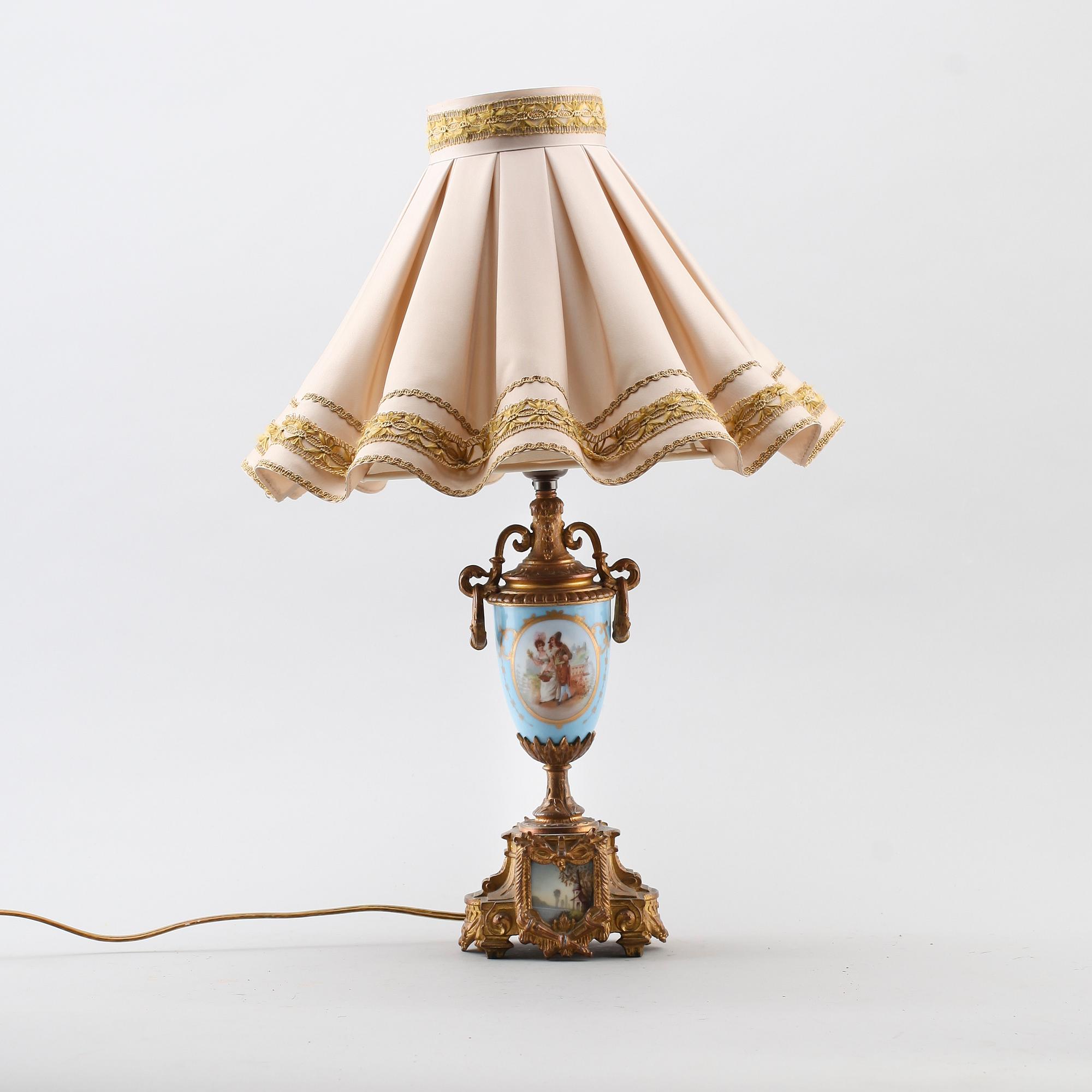 BORDSLAMPA, porslin och mässing, sannolikt Frankrike, 1900-talets första hälft.