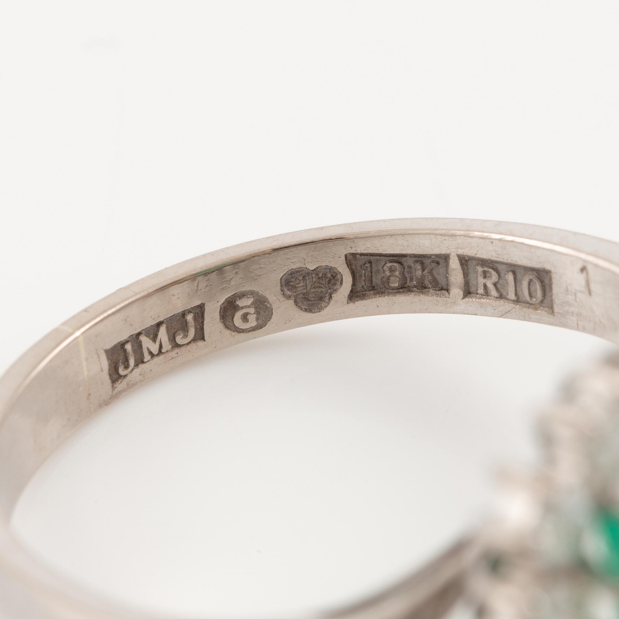 Ring, cocktailring, 18K vitguld med smaragdslipad smaragd och briljantslipade diamanter.