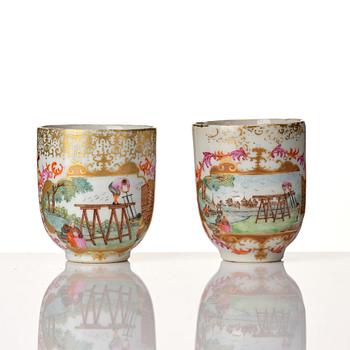 A pair of famille rose cups with saucers, Qing dynasty, Qianlong (1736-95).
