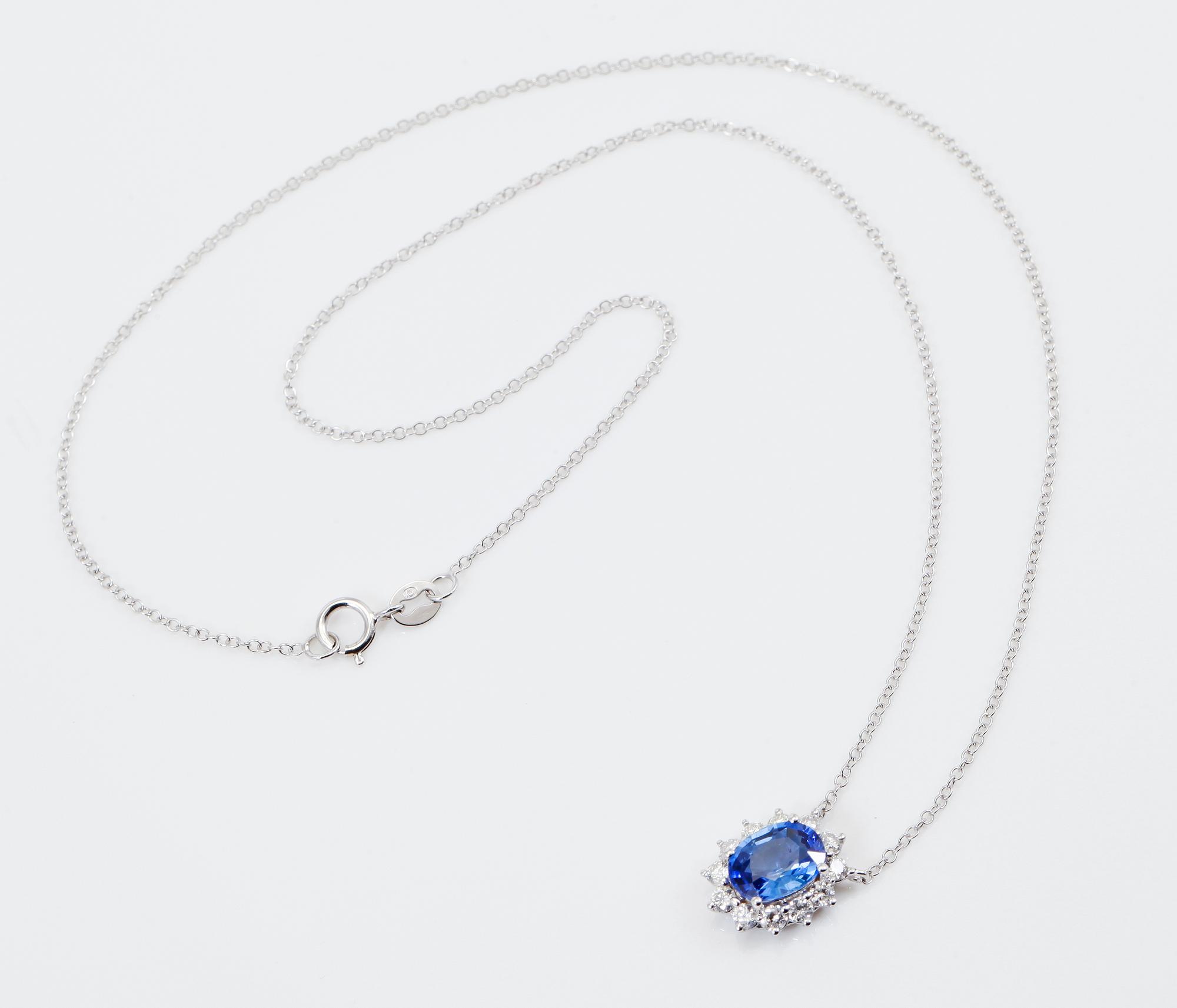 HÄNGE MED KEDJA, diamanter totalt ca 0,40 ct, blå safir ca 1,40 ct.