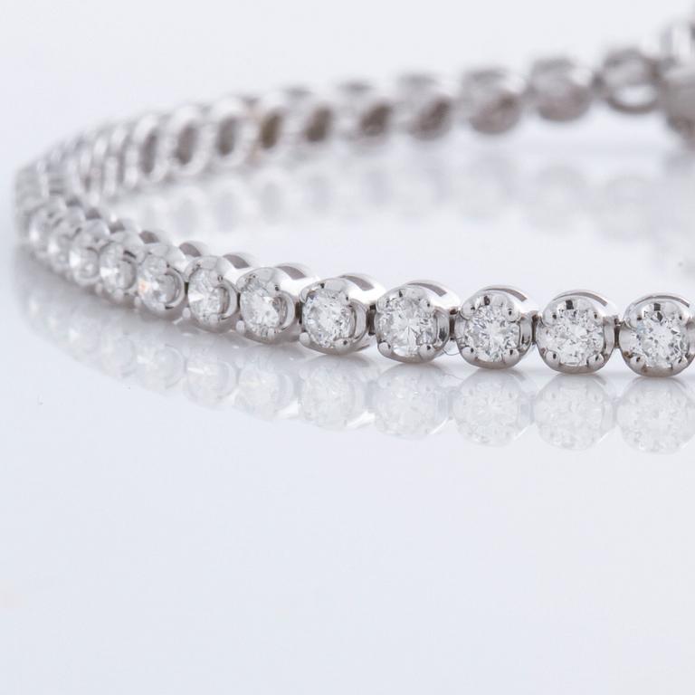 A ca 2.00 cts brilliant cut diamond bracelet.