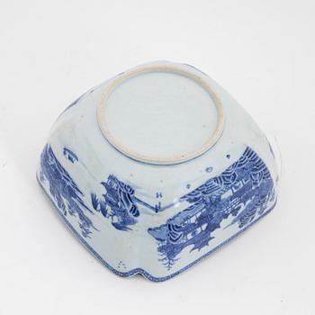 A Chinese blue and white porcelain bowl, Qing dynasty, 19th Century.