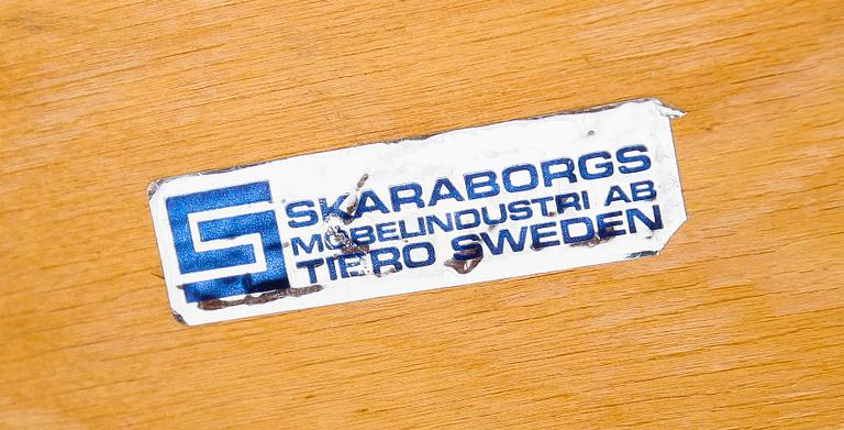 STOLAR OCH KARMSTOLAR, 6 st, Skaraborgs Möbelindustri, Tibro, 1900-talets andra hälft.