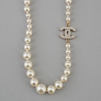 A necklace på Chanel, 2011.