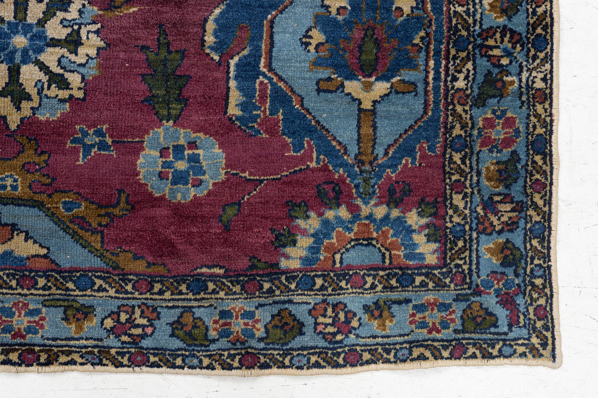 An antique rug, north-west Persian, so-called Vaghire, approx. 136 x 134 cm.
