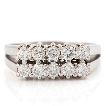Ring 18K vitguld med runda briljantslipade diamanter.