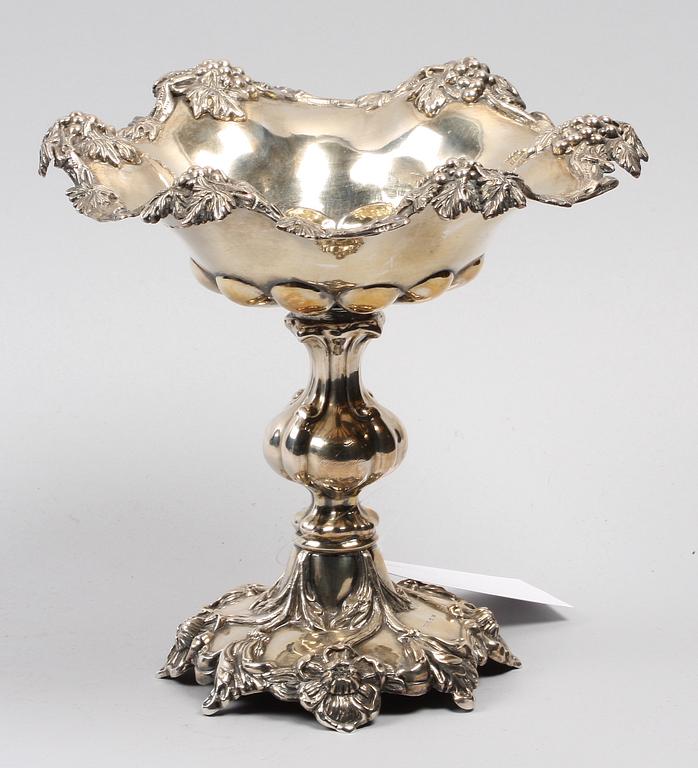 SKÅL PÅ FOT, silver. Nyrokoko. Otydliga stämplar ev Vadstena 1867.