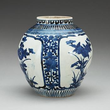 A Japanese blue and white jar, Edo period (1603-1868).