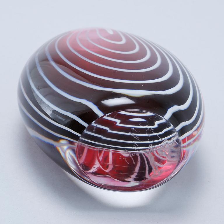 VICKE LINDSTRAND, a signed Zebra glass vase.