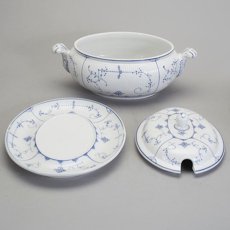 SERVISDELAR, 14 delar, bl a "Musselmalet", bl a Bing & Gröndahl, Villeroy & Boch och HK JMPORT, porslin 1900-tal.