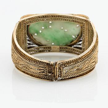 Armband, förgyllt silver med grön-vit sten möjligen nefrit. Sen Qingdynasti.
