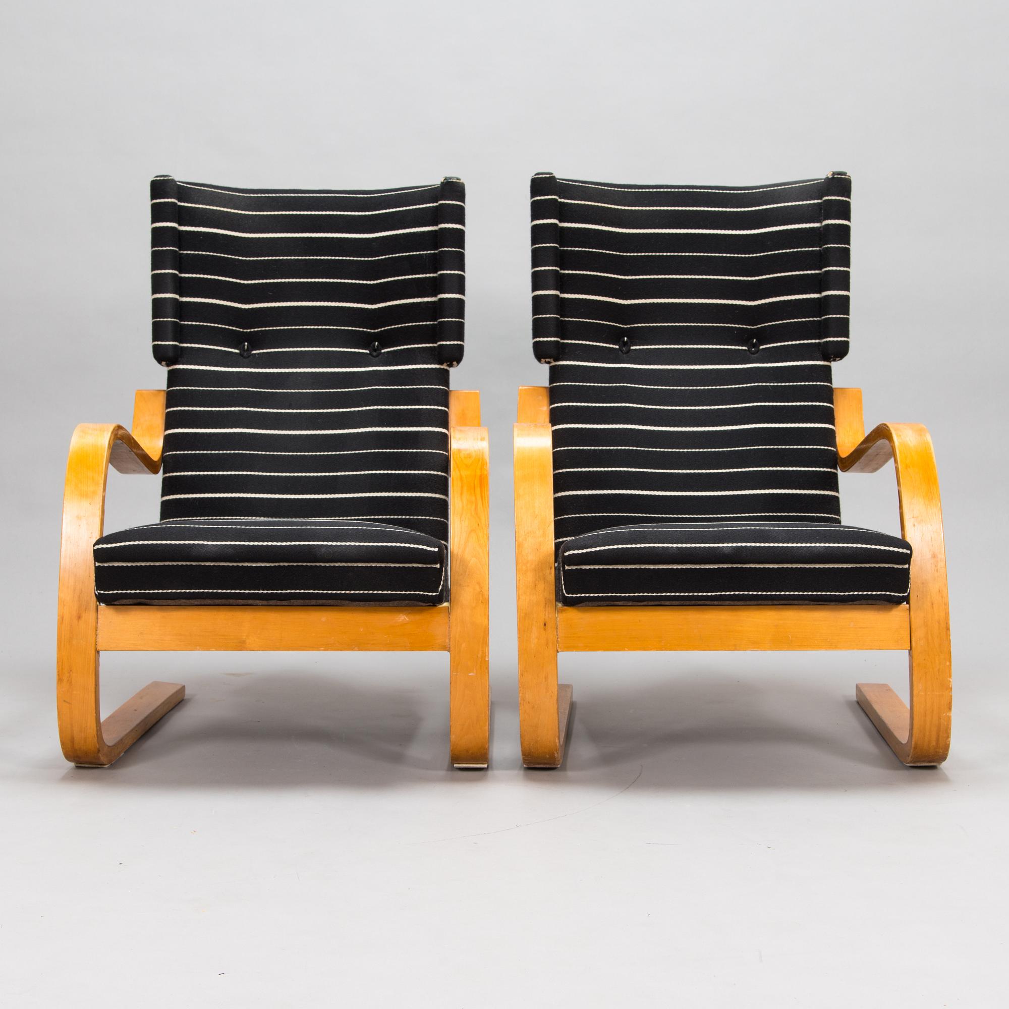 Alvar Aalto, fåtöljer, ett par, modell 34/401, O.Y. Huonekalu- ja Rakennustyötehdas A.B. 1900-talets mitt.