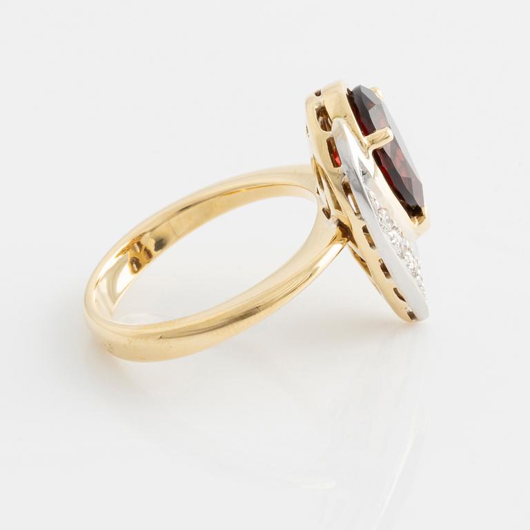 Ring with pear-shaped garnet and brilliant-cut diamonds.
