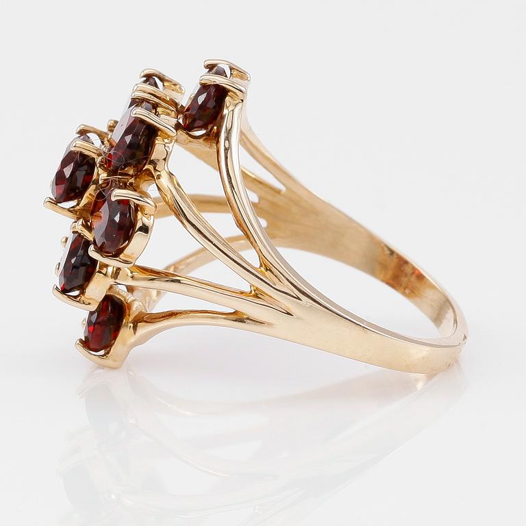 RING, 14K guld och granater tot ca 4.5 ct.