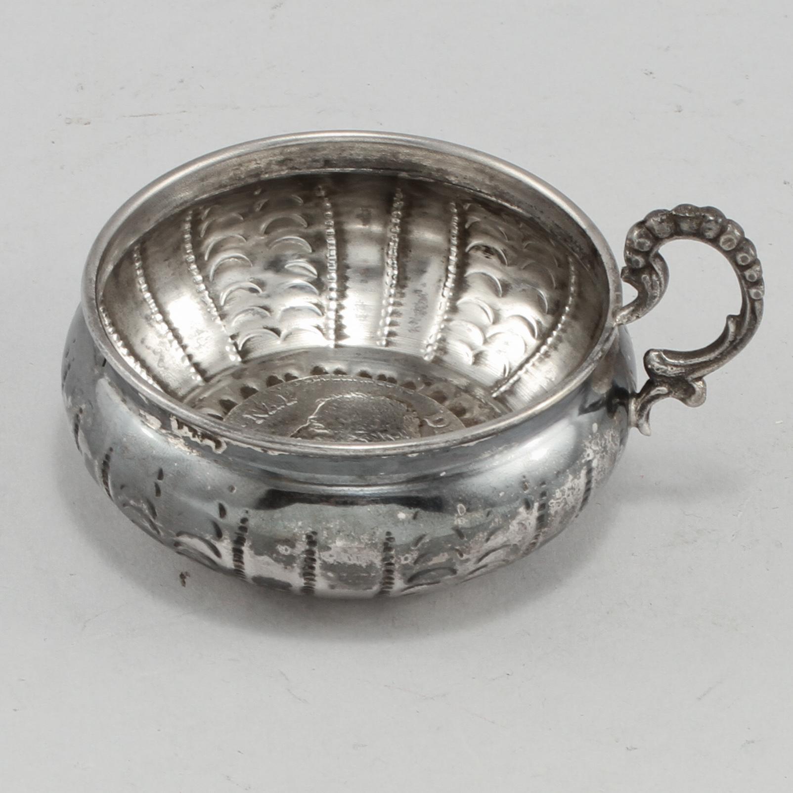 KOPP MED HÄNKEL, trol Spanien, 1800-tal. Vikt 60 g.