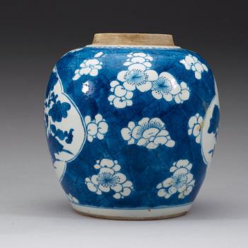 A blue and white jar, Qing dynasty, Kangxi (1662-1722).