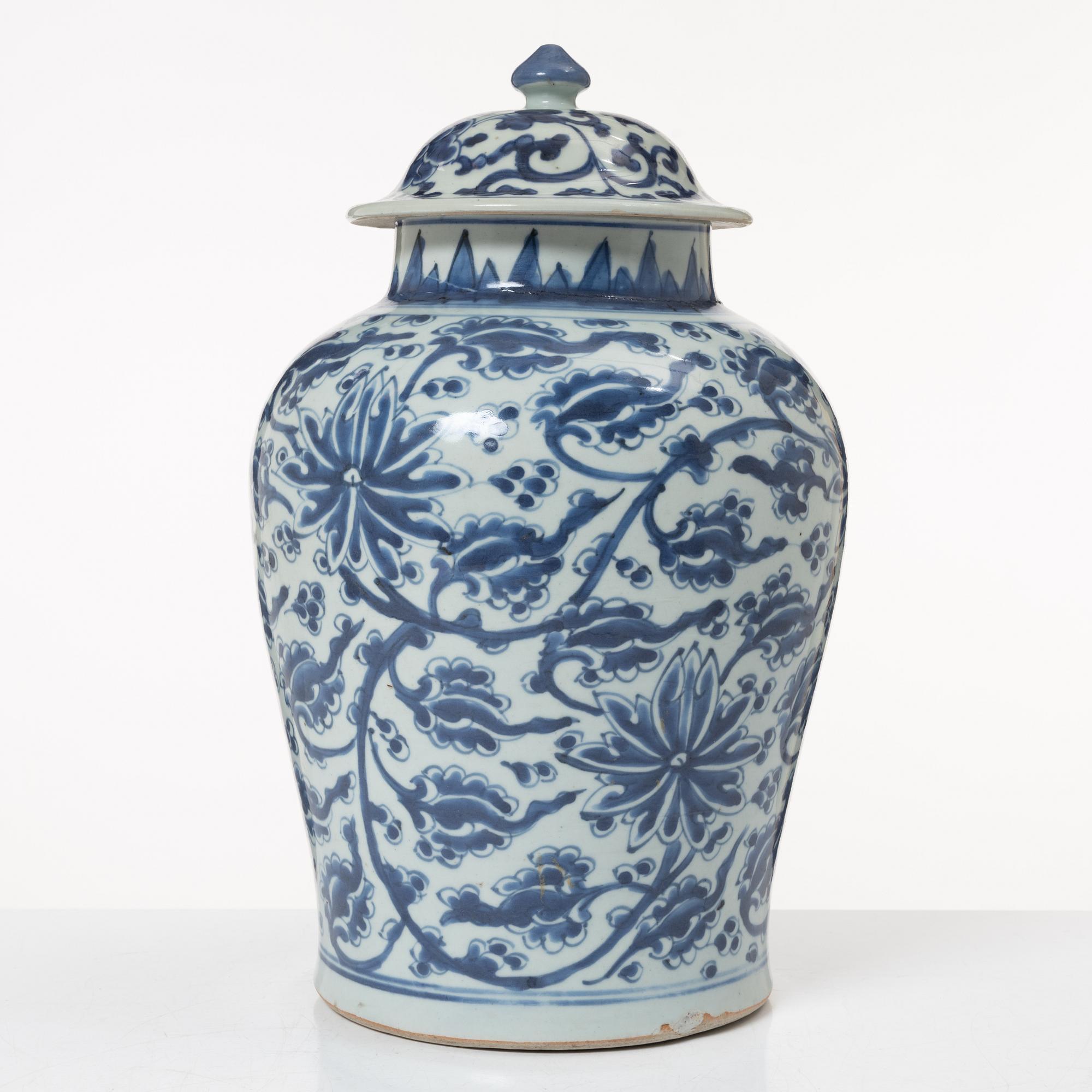 A Chinese blue and white porcelain jar with cover, Qing dynasty, Kangxi (1662-1722).
