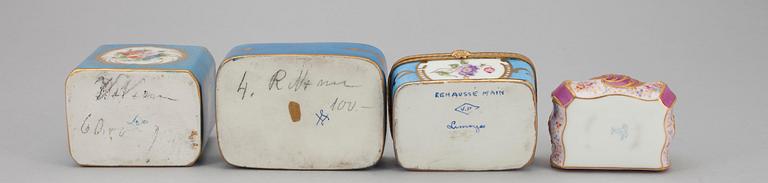 FLASKA samt ASKAR, 3 st, porslin, rokokostil, möjligen Frankrike 1900-tal.