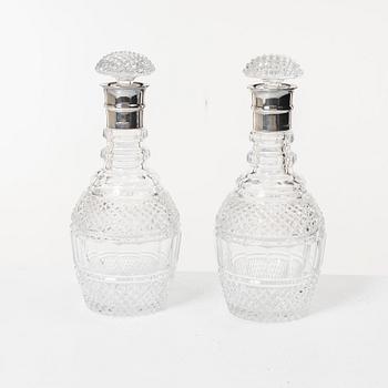 Karaffer med propp, ett par, glas, England/Irland 1800-tal med senare silverskoning.