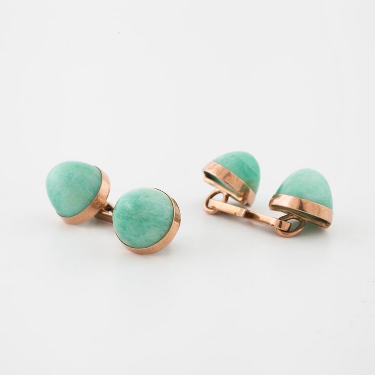 A pair of cabochon cut aventurine quartz cufflinks.