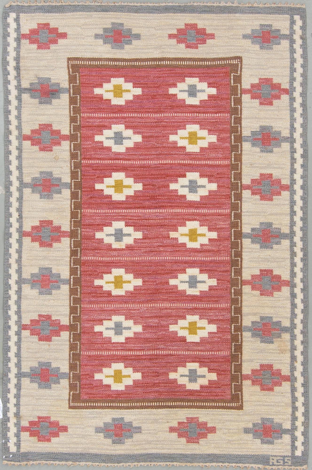 A sewdish flat weave carpet by Anna Greta Sjöquist, sigend AGS. Around 225 x 149 cm.