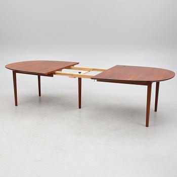 A contemporary 'Classic 255-265 Extension Table', Denmark.
