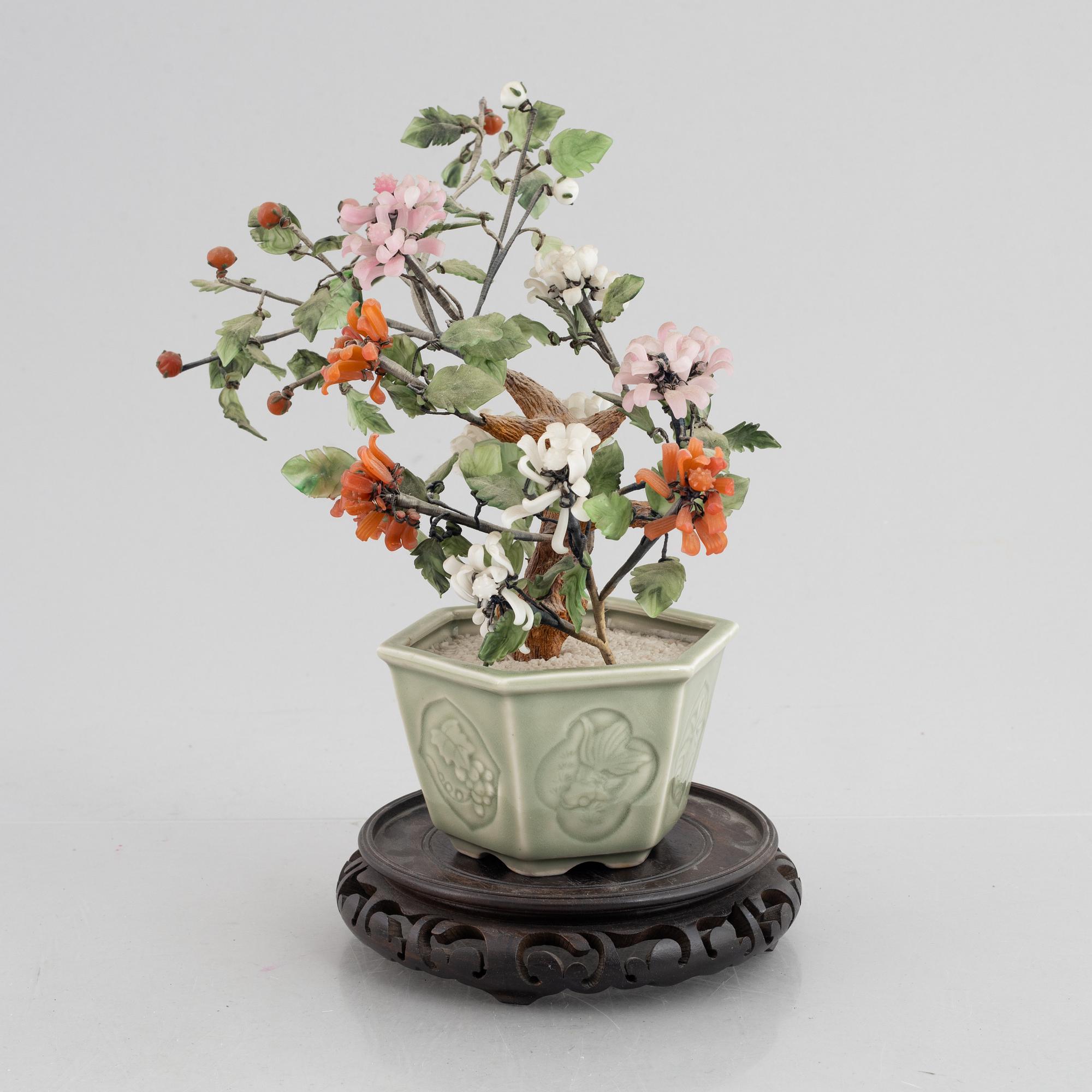 A table decoration, china, late 20th century.