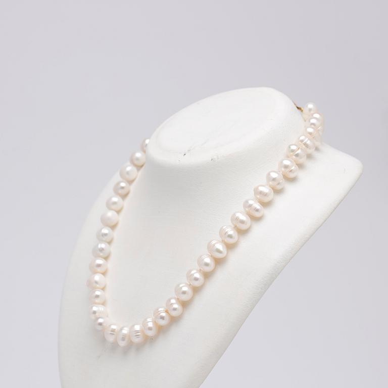 Necklace, cultured freshwater pearls and clasp 14K gold.
