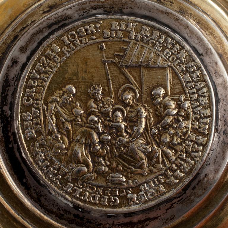 TUOPPI, hopeaa. Lars Hackzell Strängnäs 1737-73. Korkeus 15,5 cm. Paino 710 g.