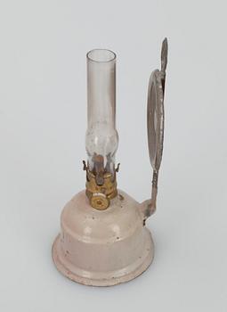 SKRIVSKÅP för dockskåp, FOTOGENLAMPA samt MINIATYRFÖREMÅL i glas, 6 st. Ca 1900.