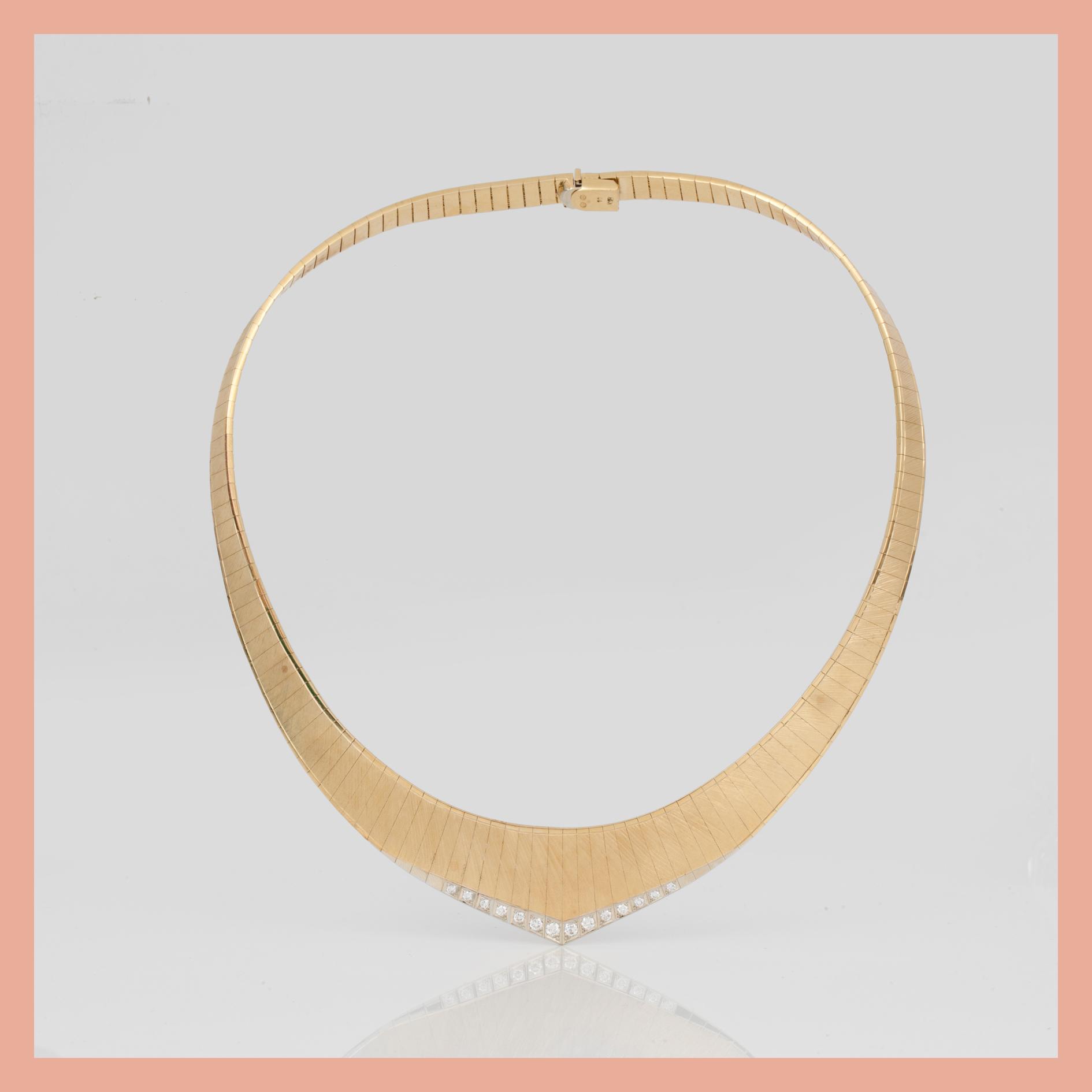 COLLIER, 18K guld med briljantslipade diamanter, tot ca 0,54 ct. Total vikt ca 79 g.