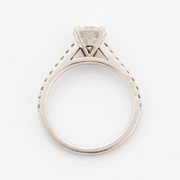 Round brilliant-cut diamond ring, De Beers, with GIA-certificate.