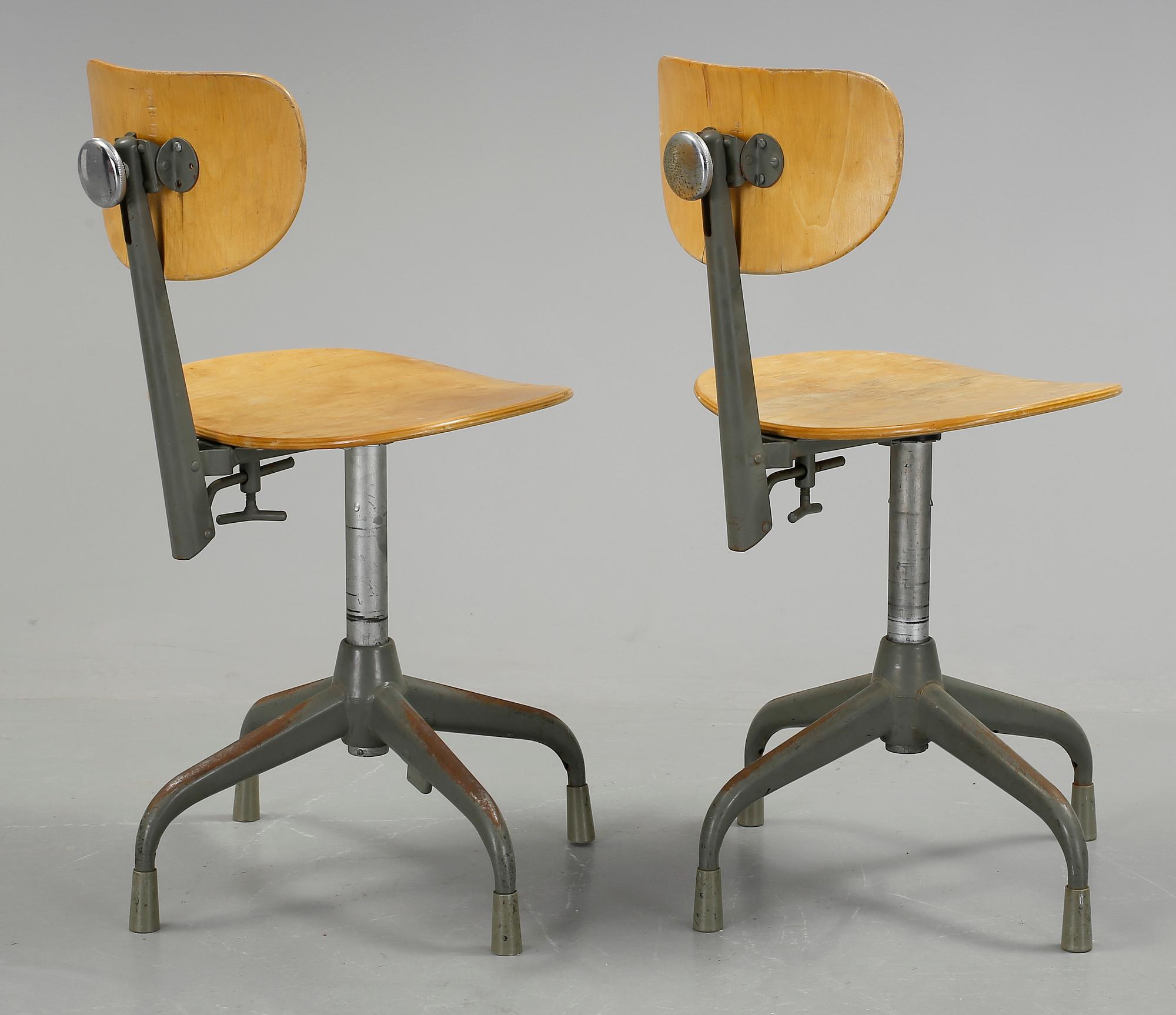 SKRIVBORDSTOLAR, 2 st, industrimodell, Lindqvist verkstads AB,  1900-talets mitt.