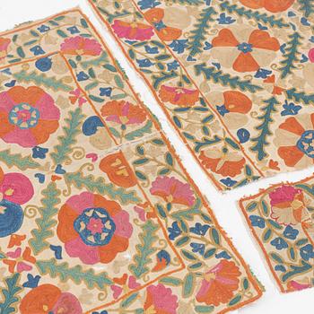 Antika Suzani broderi fragment, 3 st, Uzbekistan, ca  50 x 55, 53 x 18 samt 54 x 48 cm.