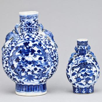 PILGRIMSKRUS, ett par, porslin, Kina, 1800/1900-tal.