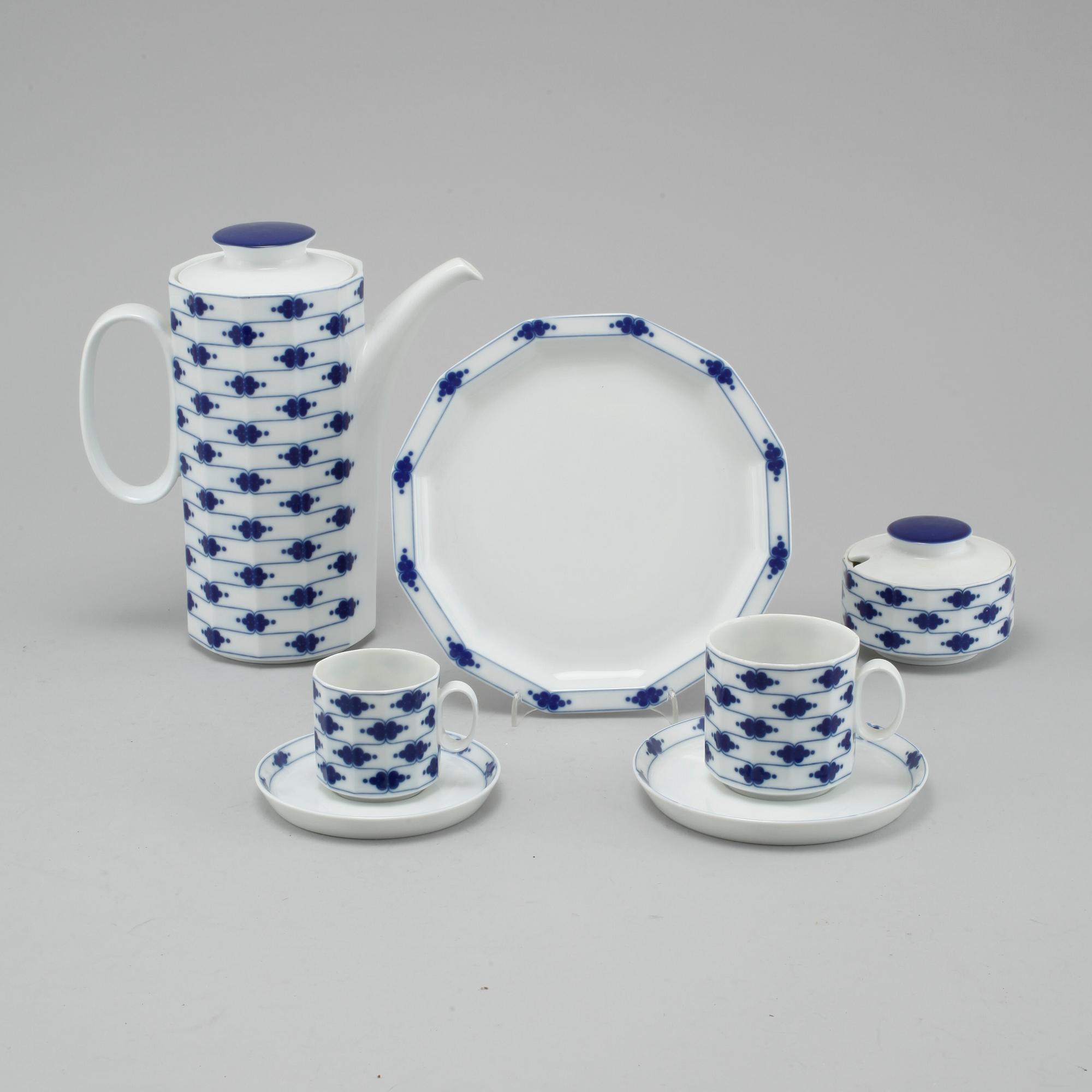 32 pieces of porcelain tableware by Tapio Wikkala for Rosenthal, 1979-80.