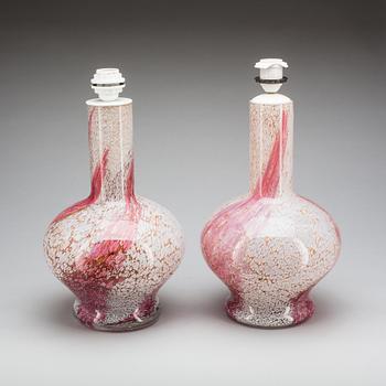 BORDSLAMPOR, ett par, glas. 1900-talets andra hälft.
