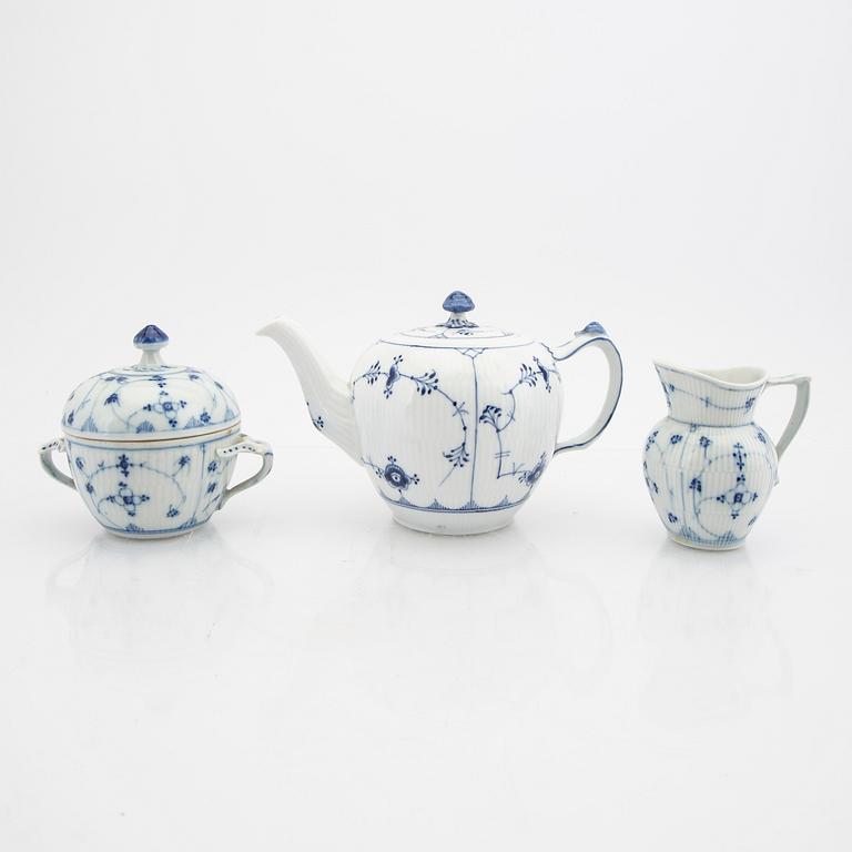 Service 52 dlr "Musselmalet" riflet, half and full lace Royal Copenhagen Denmark porcelain.