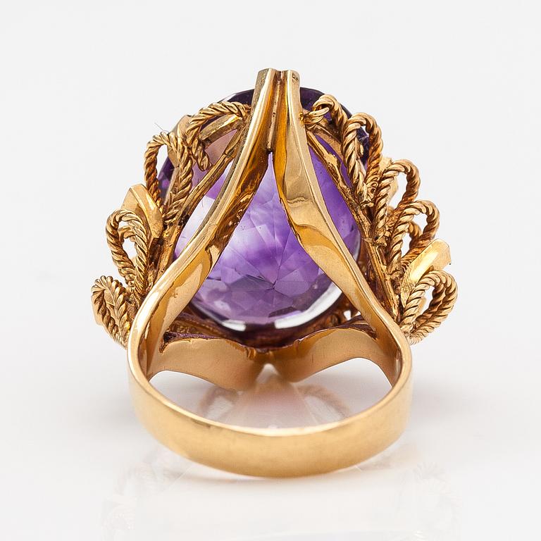 An 18K gold cocktail ring with an amethyst.