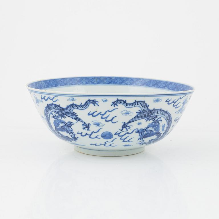 54 dinner service pieces, blue and white porcelain, Qing Dynasti, China, 18th/19th century.