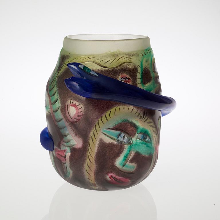 An Ulrica Hydman Vallien glass vase, Pilchuck, USA 1985.