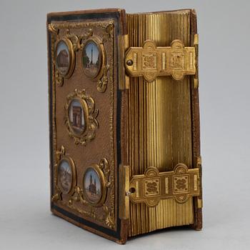 FOTOGRAFIALBUM FRÅN ANDRA KEJSARDÖMET, ca 50 bilder, bla Napoleon III och Christina Nilsson, Frankrike 1868-71.