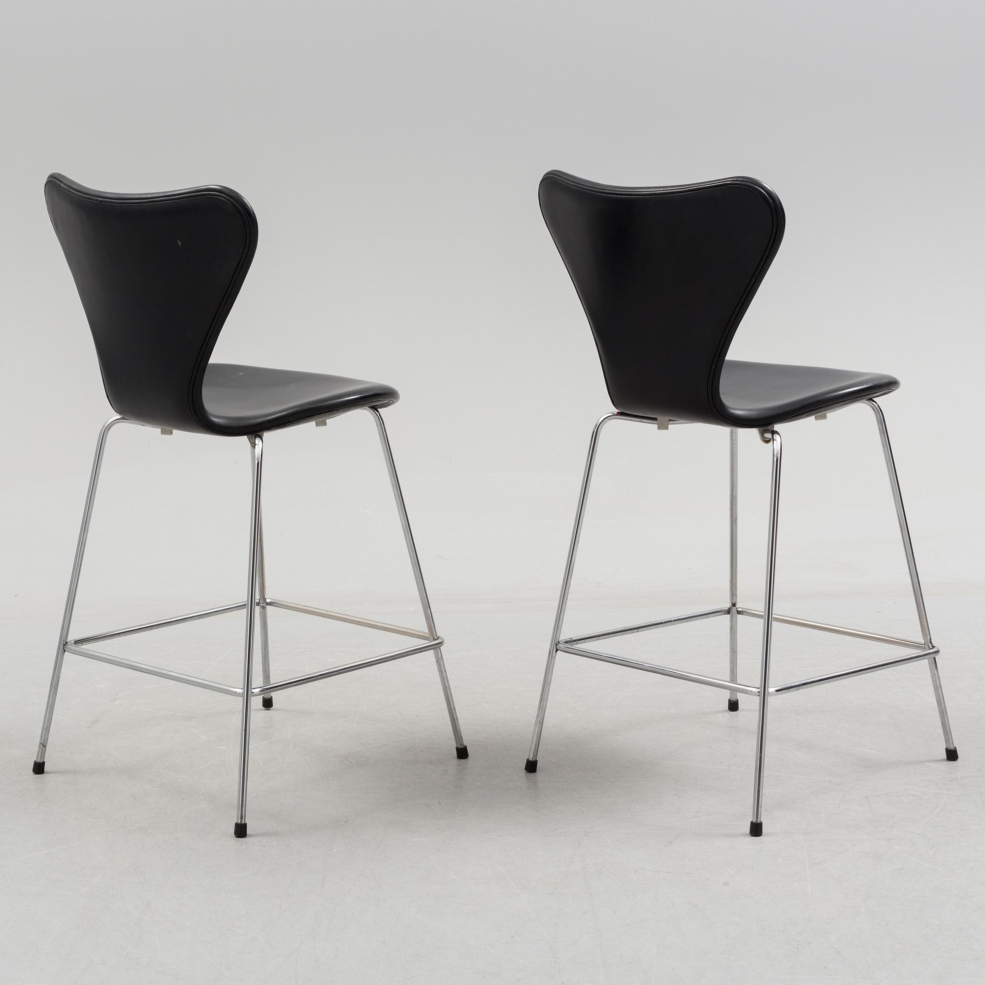 ARNE JACOBSEN, a pair of "Sjuan 3187" leather barstools, Fritz Hansen.
