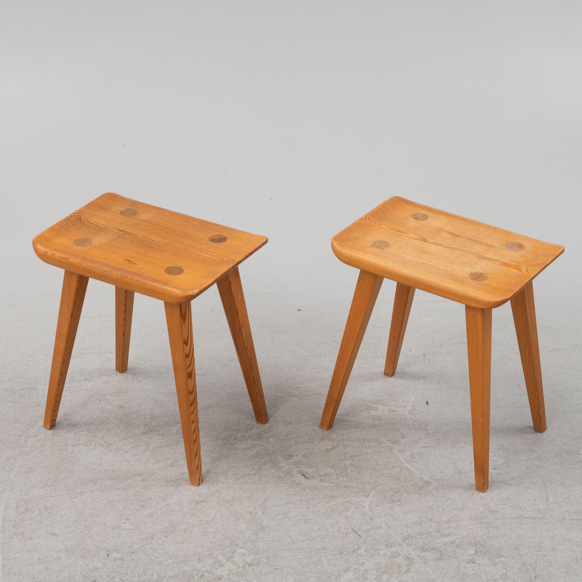 Carl Malmsten, pallar, ett par, "Visingsö", 1900-talets andra hälft.