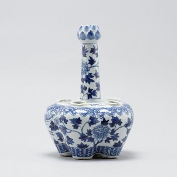 A porcelain vase from China, late Qing dynasty (1644-1912).