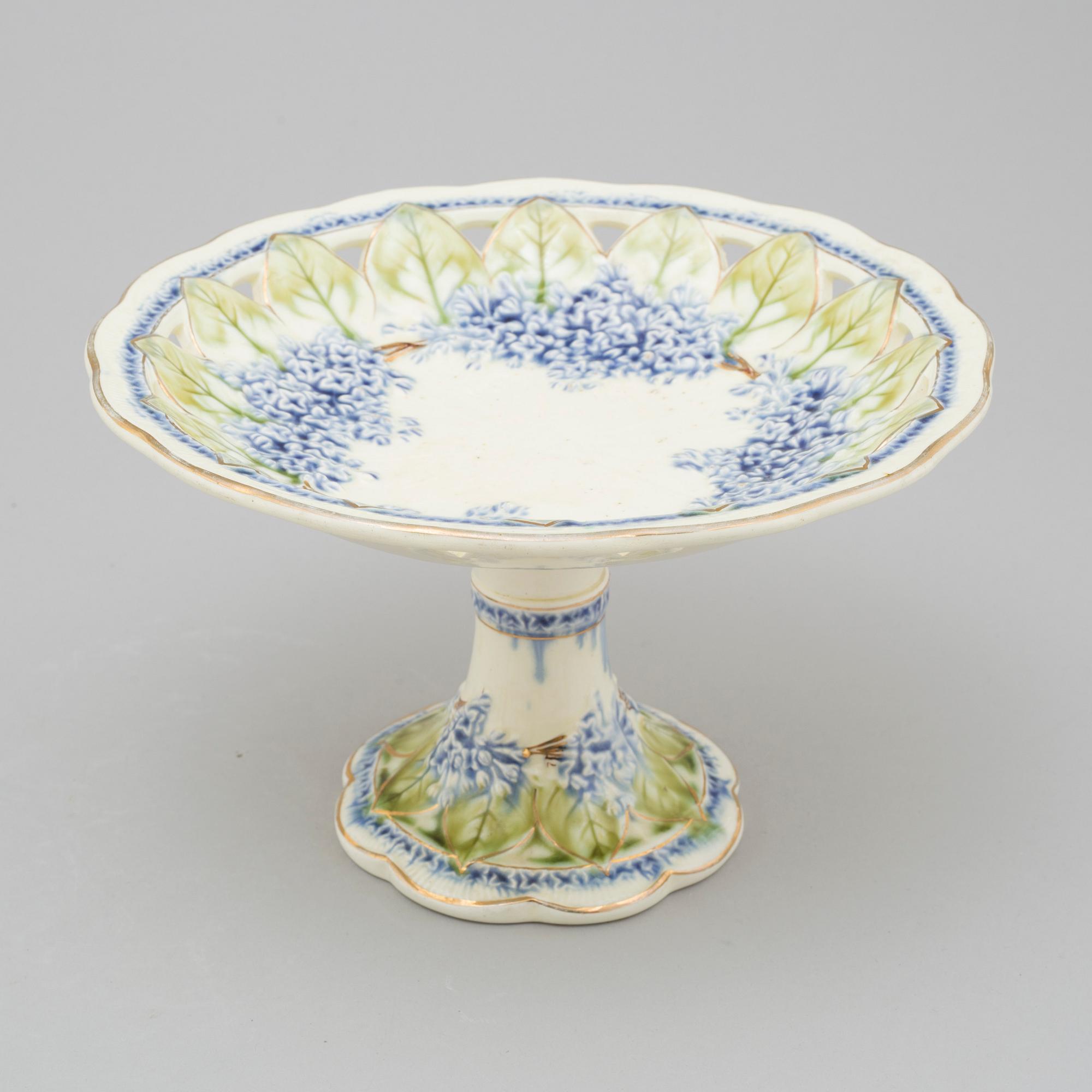 A 7 pcs porcelain service by Villeroy & Bosch, second half of the 19th century.