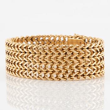 A bracelet in 18K gold.